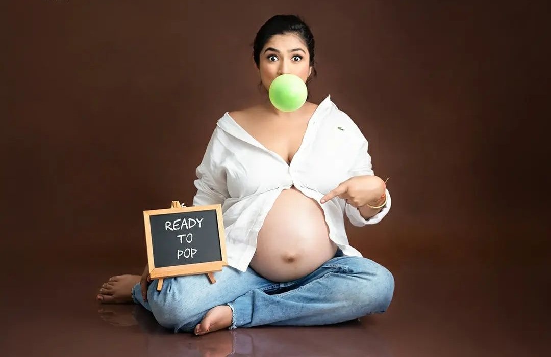 Embracing the final trimester with a ‘Ready to Pop’ sign and a beautiful baby bump.